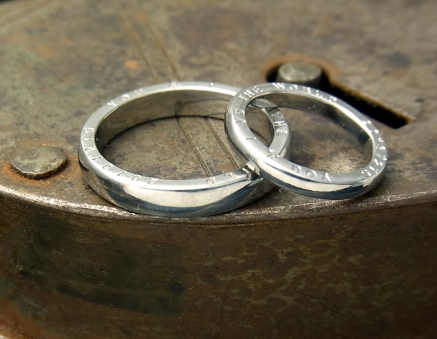 チタンの側面に文字を入れた結婚指輪